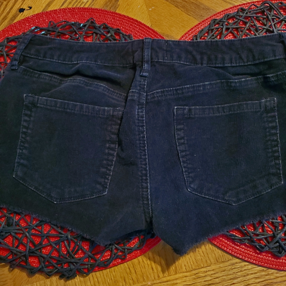 Short shorts - Picture 2 of 3
